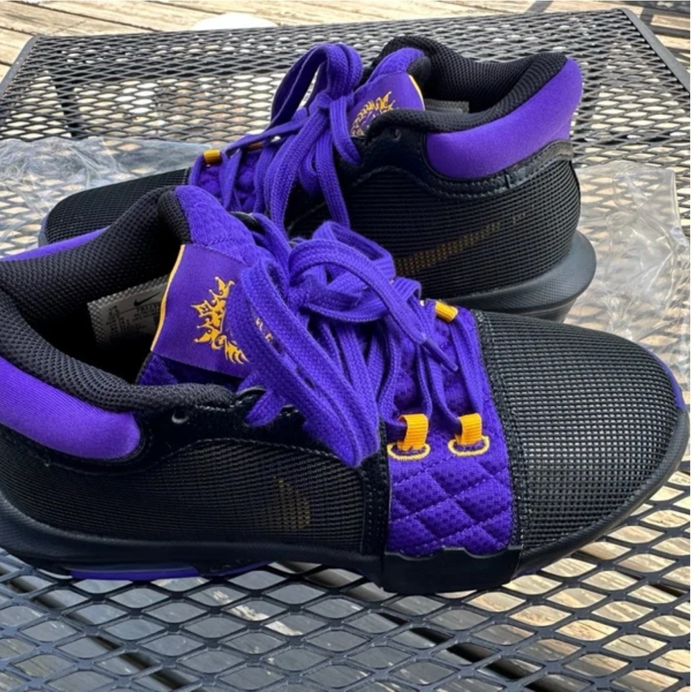 Nike Lebron Witness 8 Basketball Shoes, Black/Field Purple/University Size 6.5 M